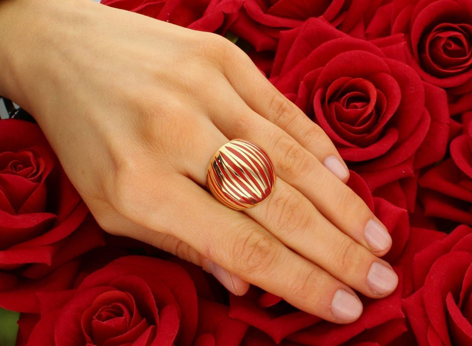 Złoty pierścionek szeroki z czerwoną emalią próba 585, PI 1897B. Szeroki złoty pierścionek z czerwoną emalią to biżuteria, która łączy elegancję złota, tworząc wyjątkowy i nowoczesny design. 1.jpg